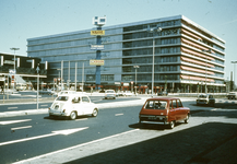 800587 Gezicht op het Beatrixgebouw (Croeselaan) van de Jaarbeurs te Utrecht, met links het Jaarbeursplein.